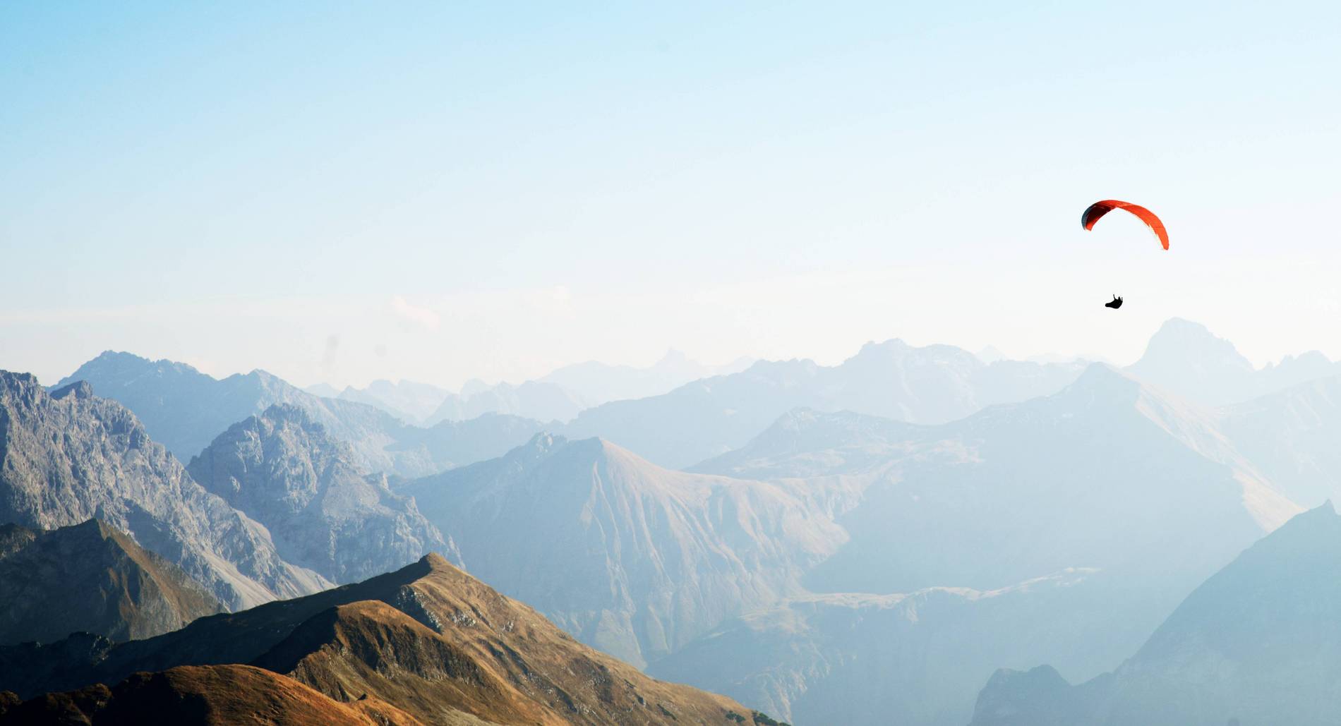 Paraglider in den Bergen