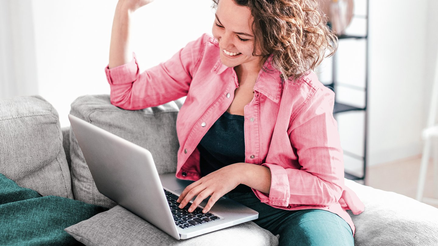 Une femme transfère le domaine de son site web vers un autre fournisseur.