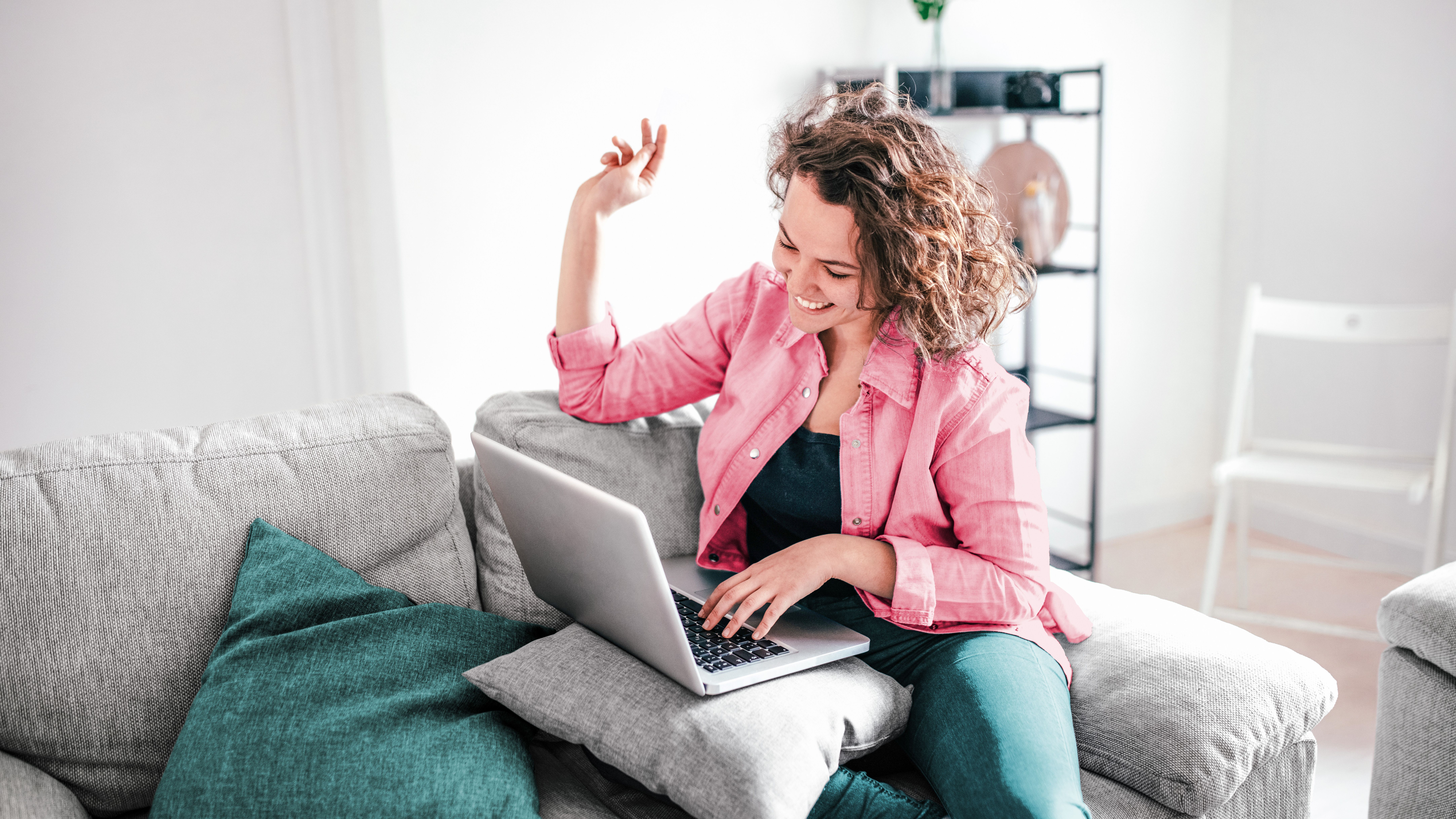 Frau transferiert die Domain ihrer Website zu einem anderen Anbieter