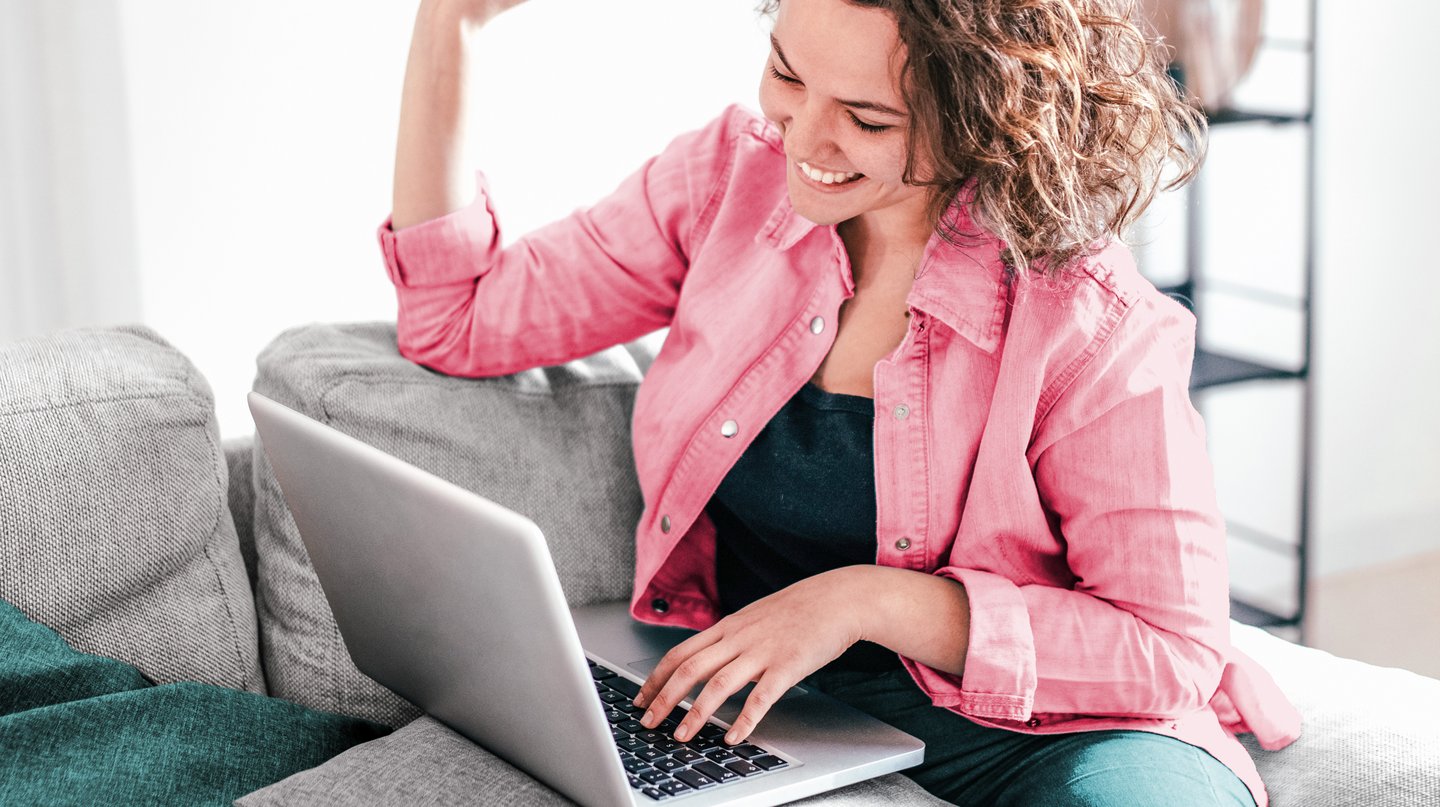Une femme transfère le domaine de son site web vers un autre fournisseur.