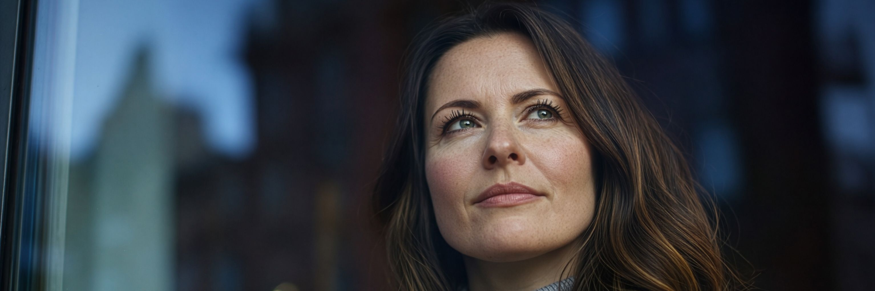 Bild Führungskraft lenkt Blick in die Zukunft