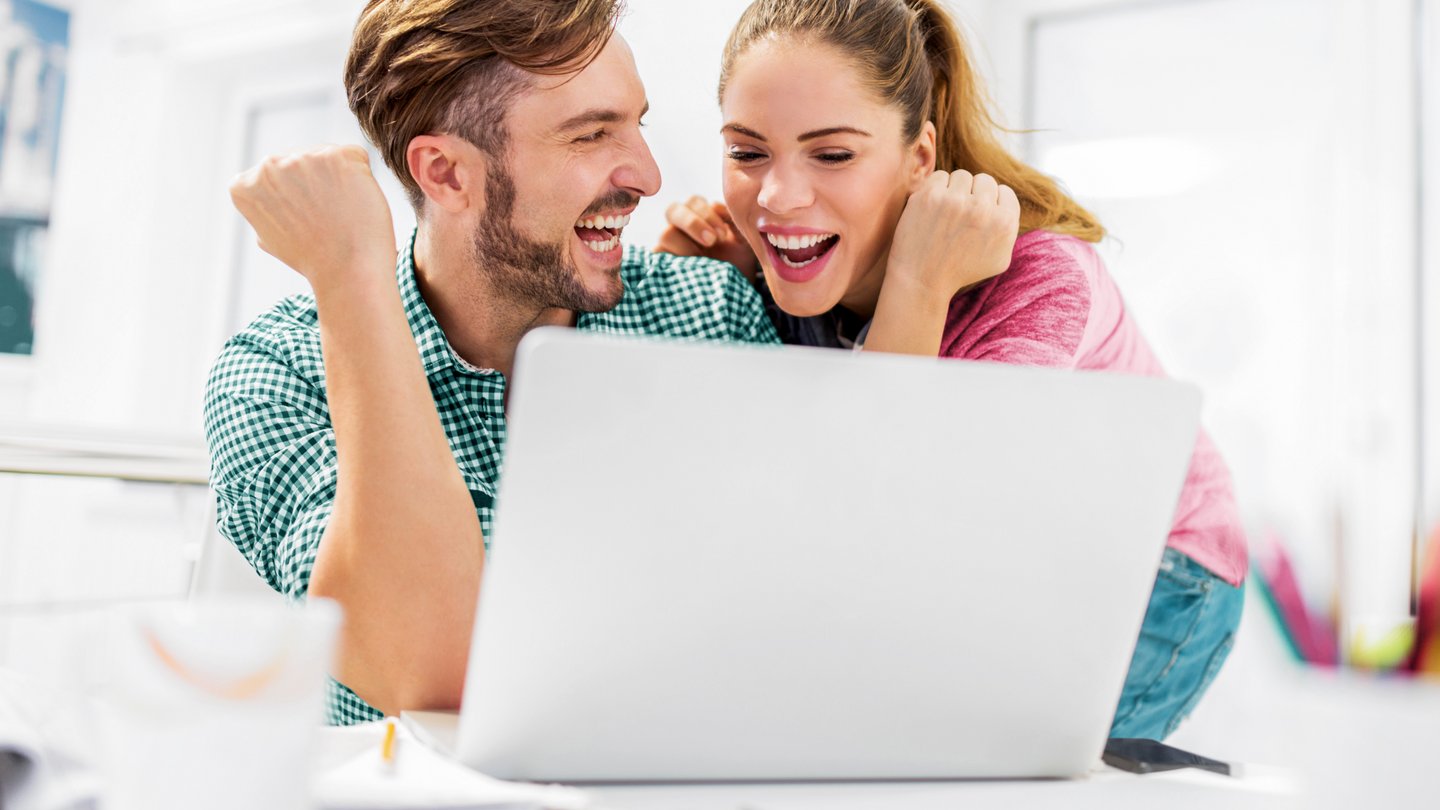 Un homme et une femme créent avec succès un site web avec WordPress.