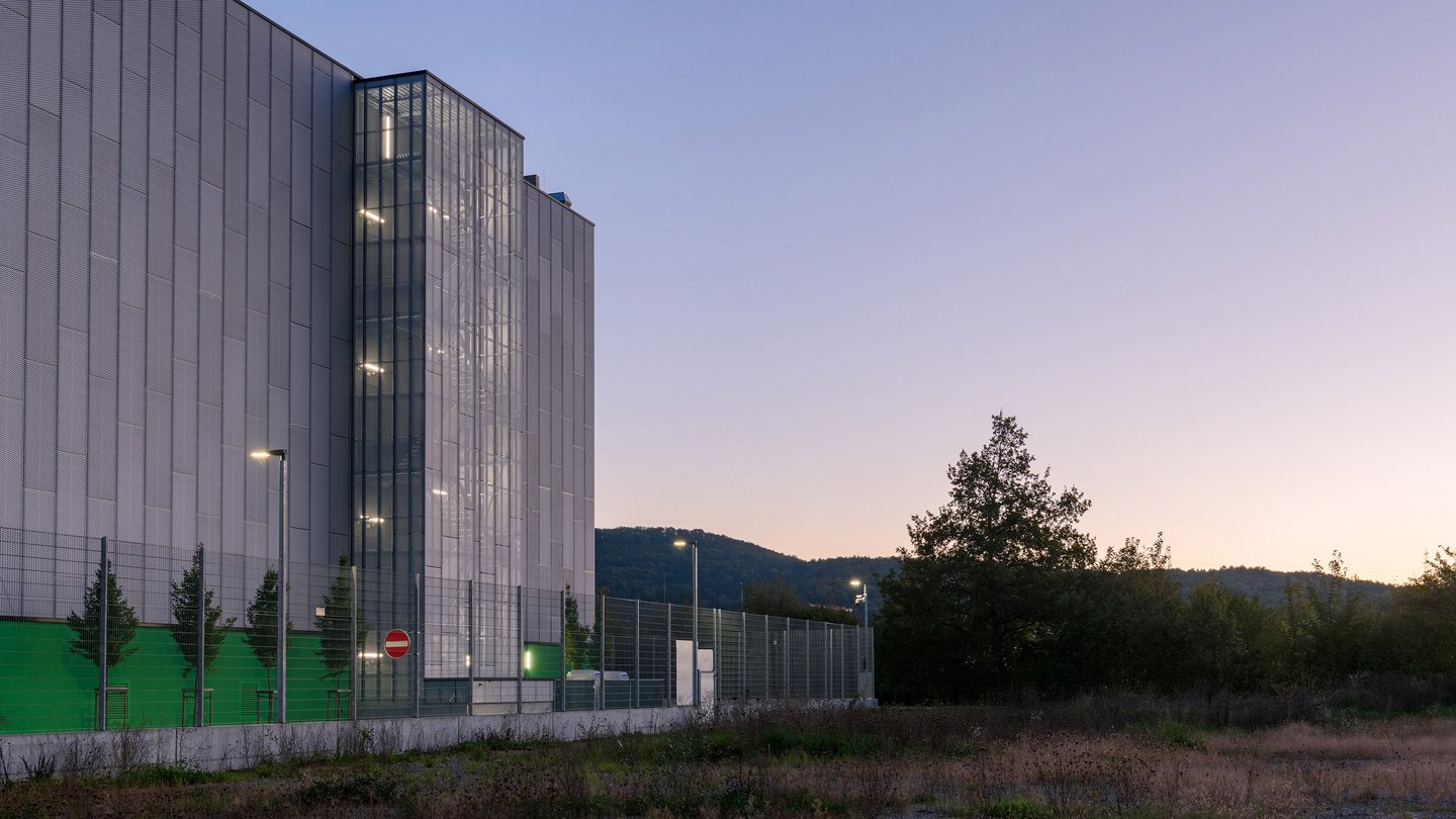 Green Datacenter Lupfig am Abend