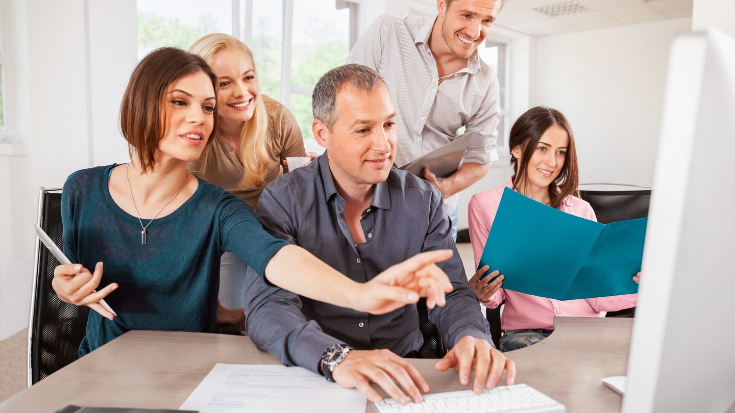 Business Team baut gemeinsam eine eigene Website