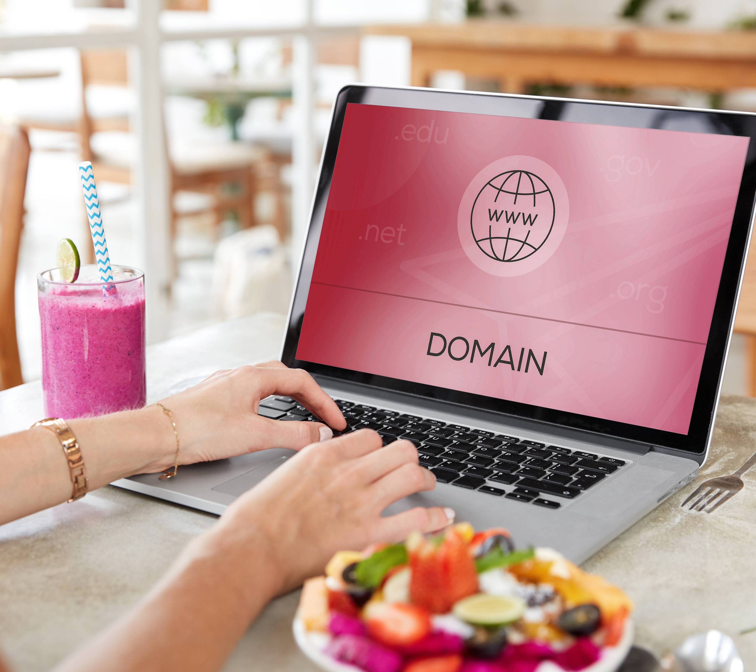 Frau sucht Domain für Website an Laptop