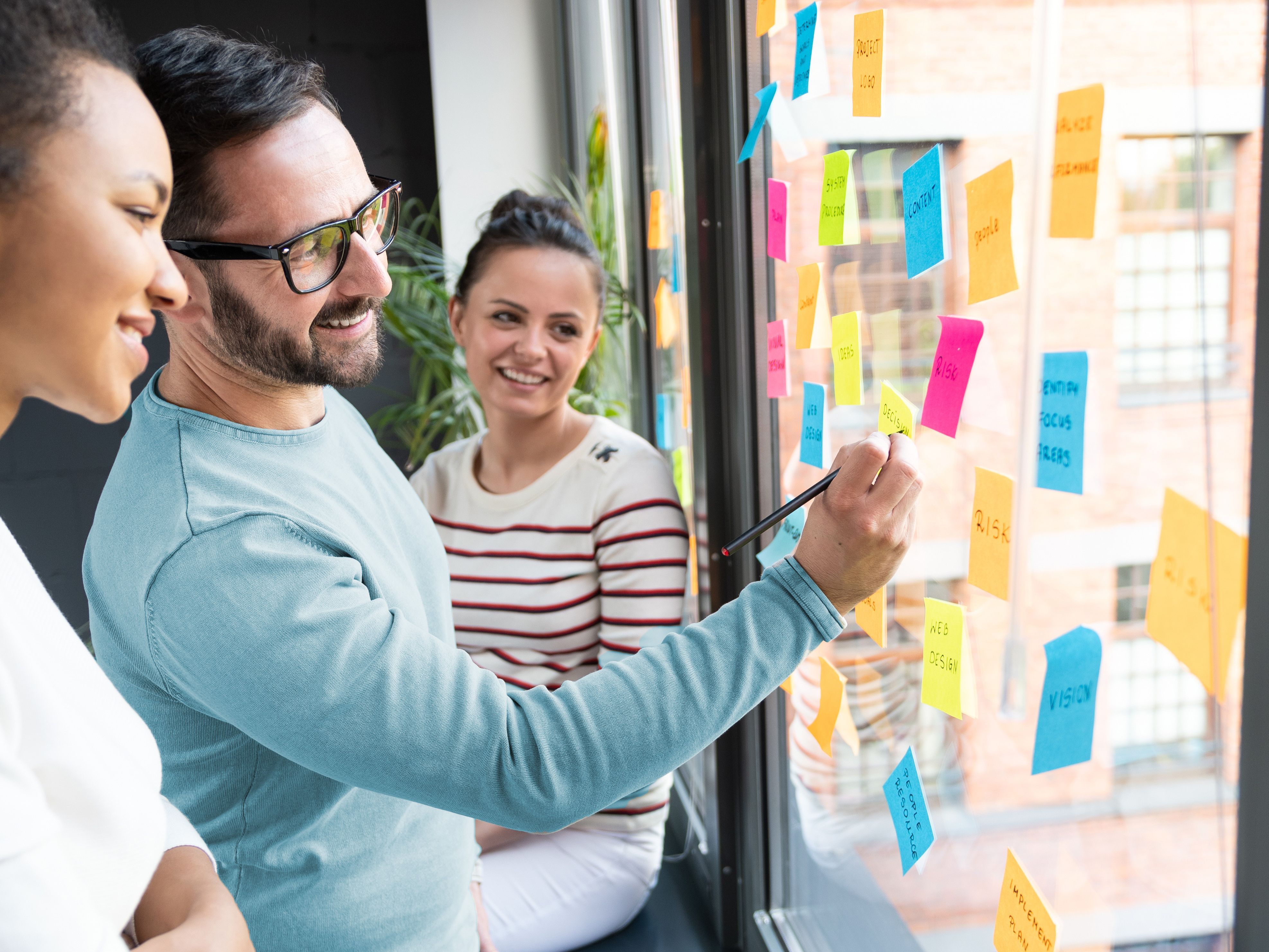 Team erarbeitet mit Post-its gemeinsam Projekt