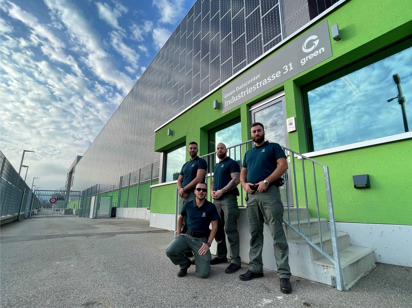 Sicherheitspersonal vor Datacenter