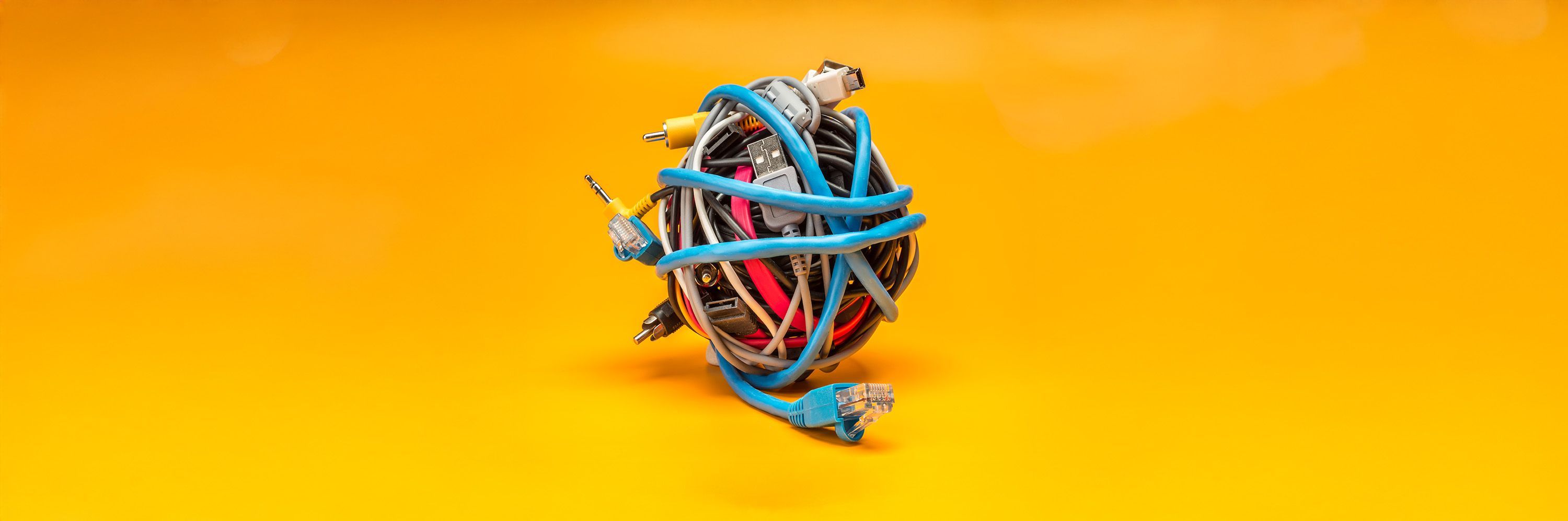 Ein Kneuel mit Kabeln