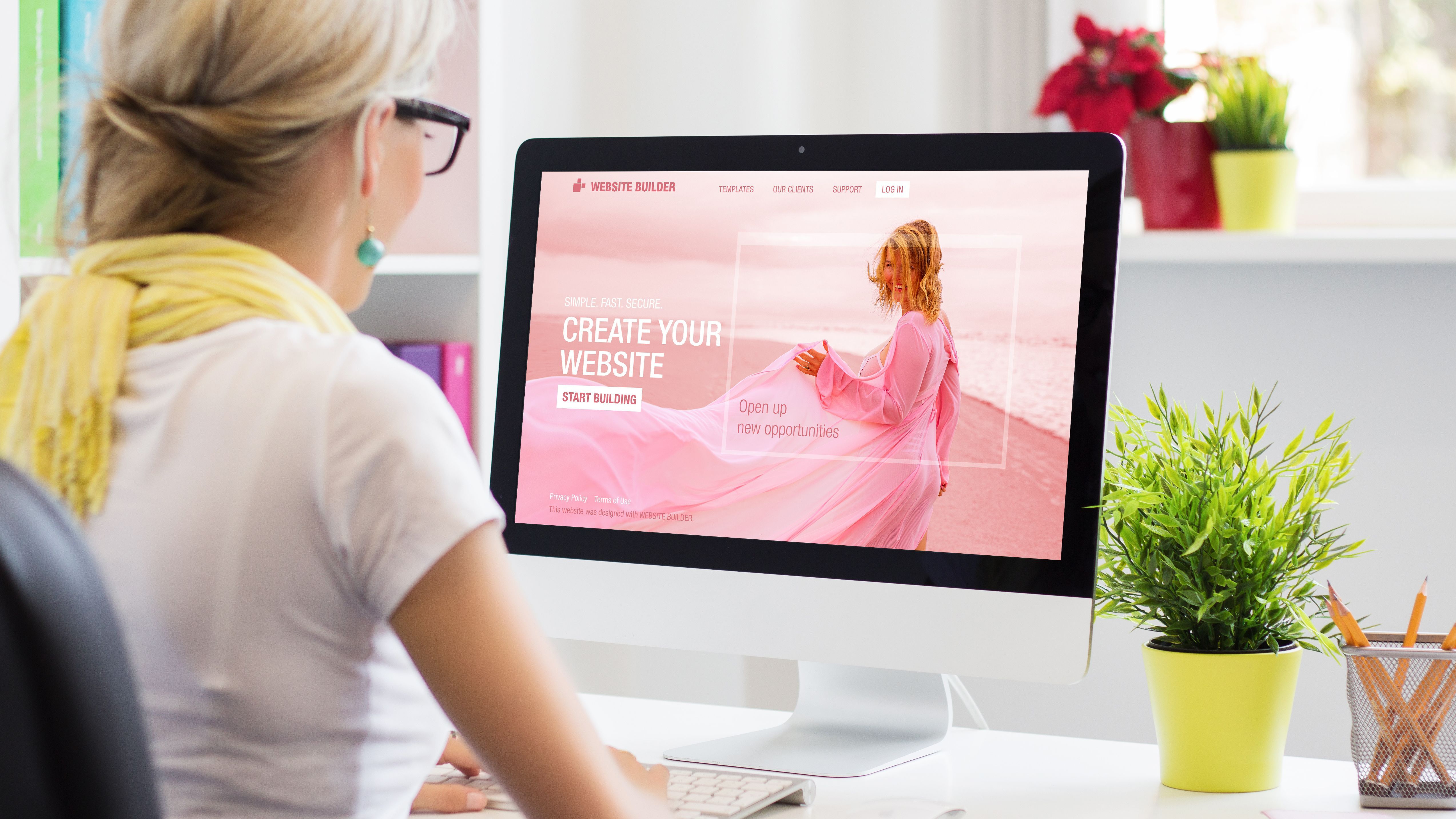 Mit dem Website-Builder von Green erstellen Sie Ihre Website selber Frau erstellt am Computer eine eigene Website