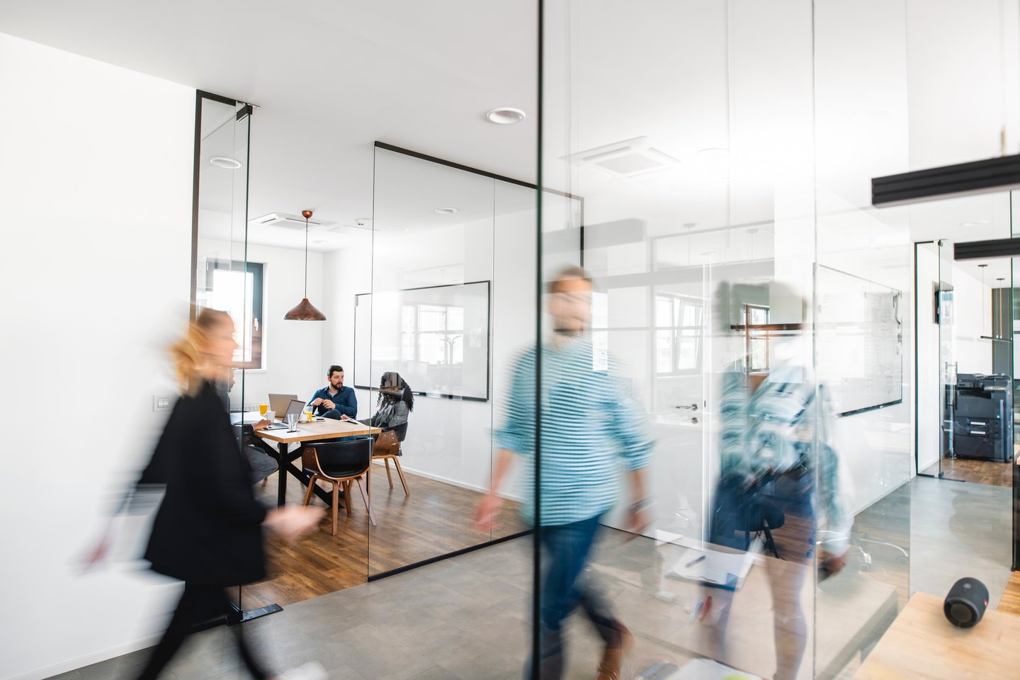 Menschen bewegen sich durch ein Büro