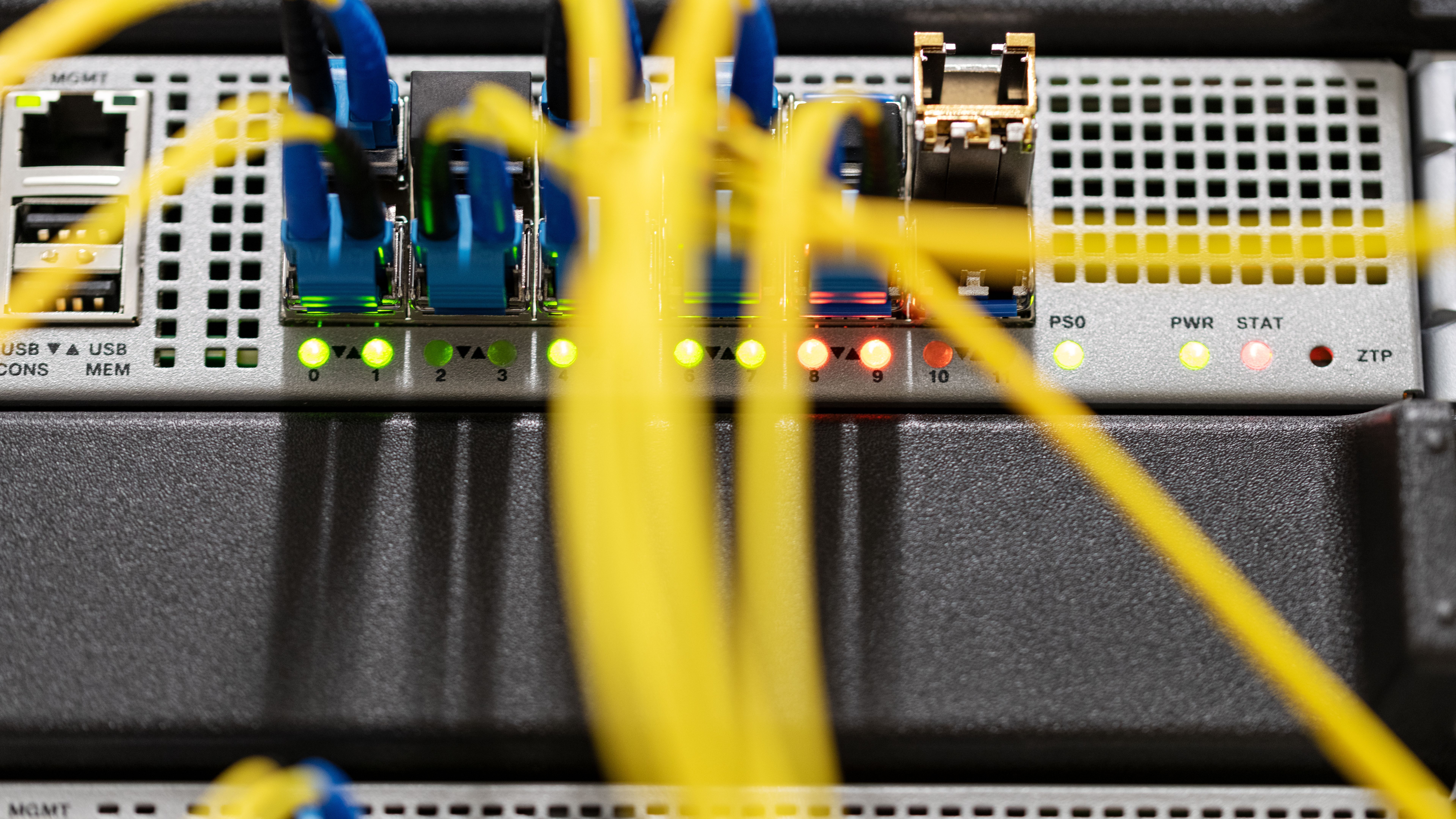 Dünne, gelbe Kabel im Server eingesteckt