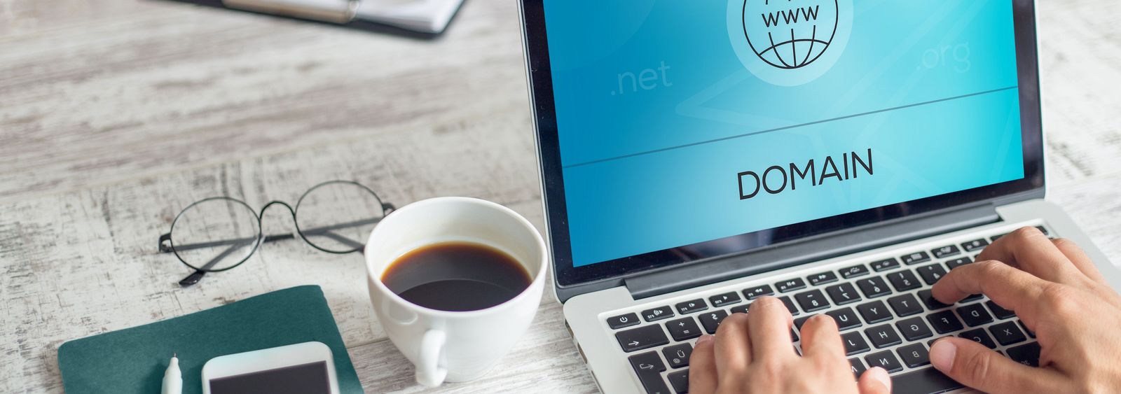 Registrierung einer Domain auf dem Laptop