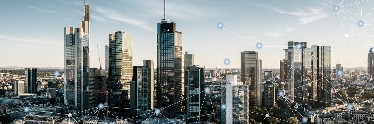 Skyline von Frankfurt mit modernen Hochhäusern, überlagert von digitalen Linien und einer abstrahierten Weltkugel – Symbol für Digitalisierung, Globalisierung und Vernetzung.