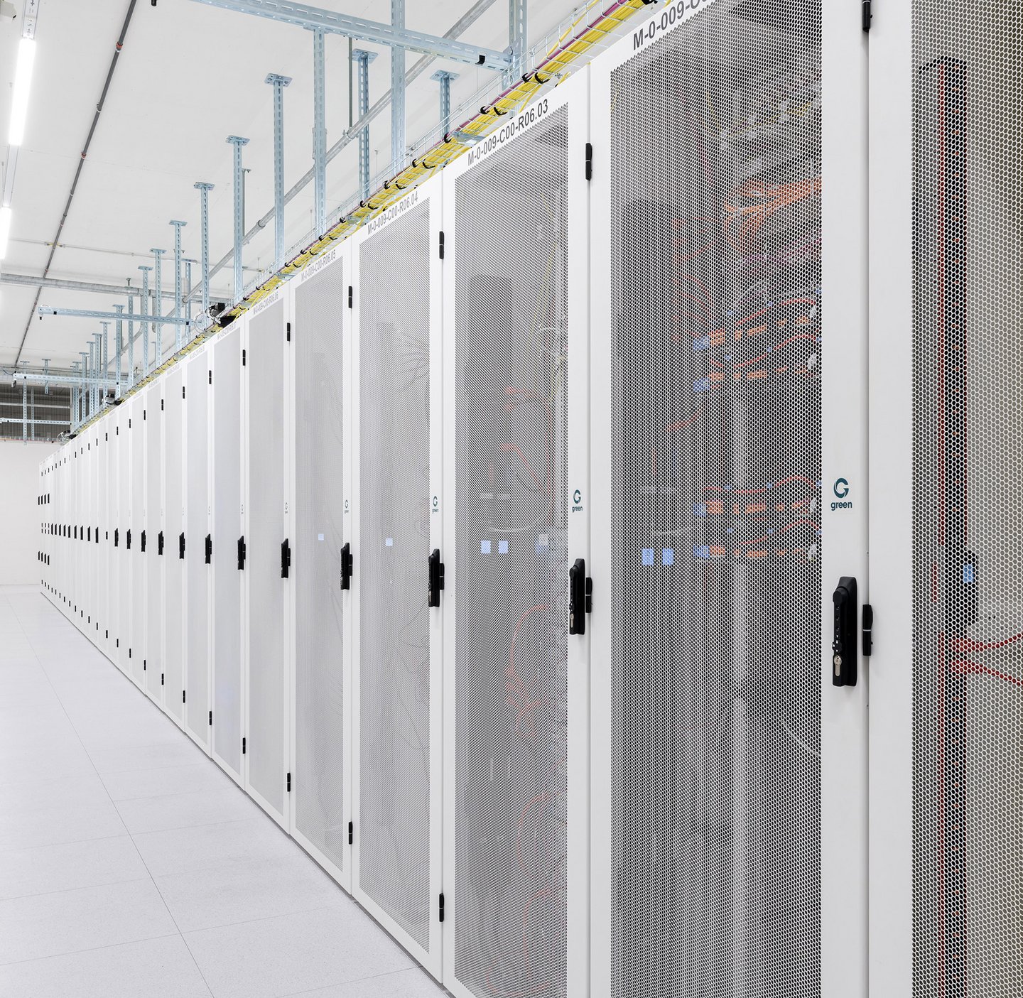 Green Datacenter Gang mit Racks
