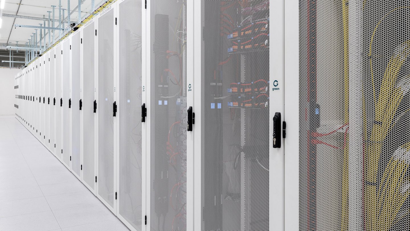 Green Datacenter Gang mit Racks