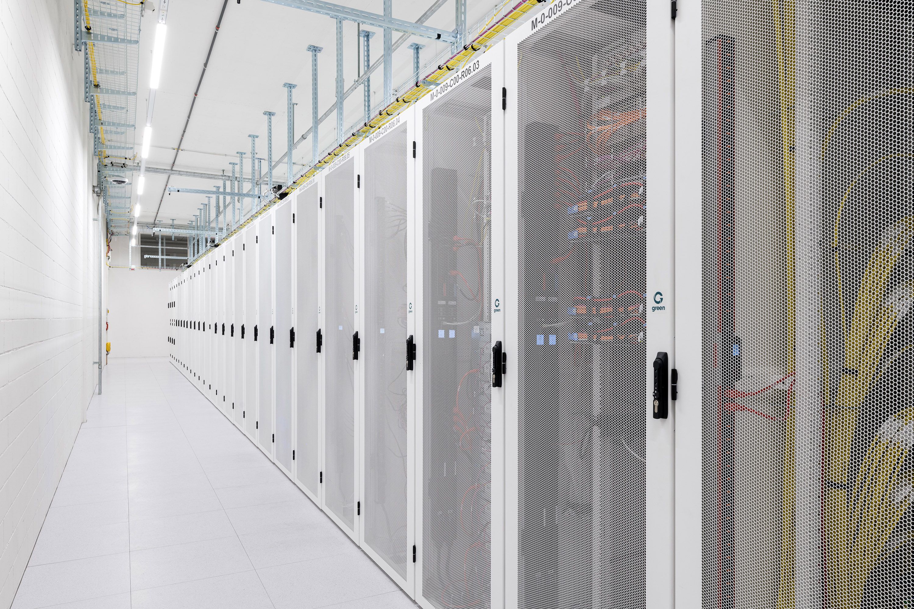 Green Datacenter Gang mit Racks