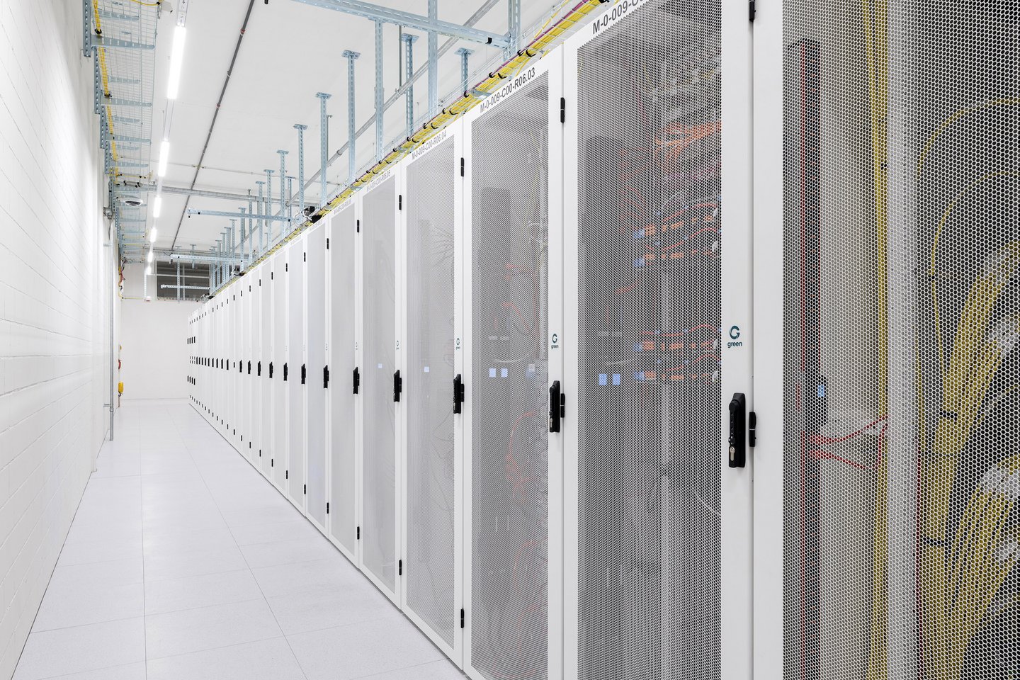 Green Datacenter Gang mit Racks