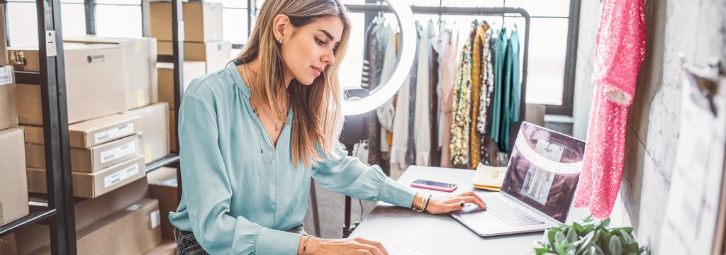 Une femme vend via sa propre boutique en ligne