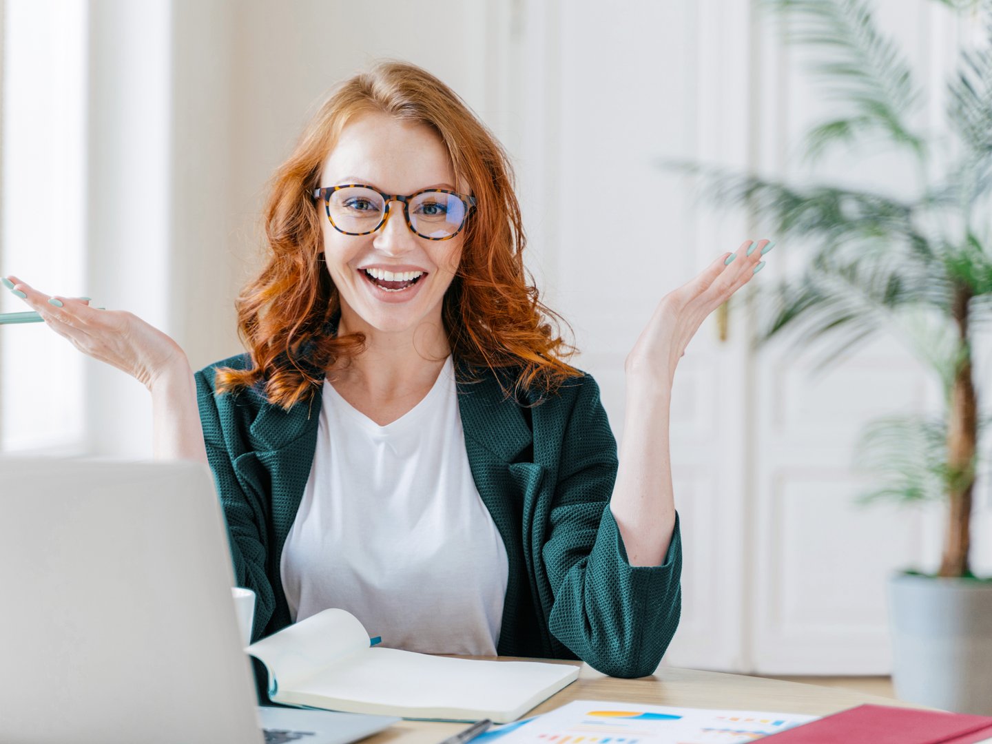 Une femme crée elle-même un nouveau site web.