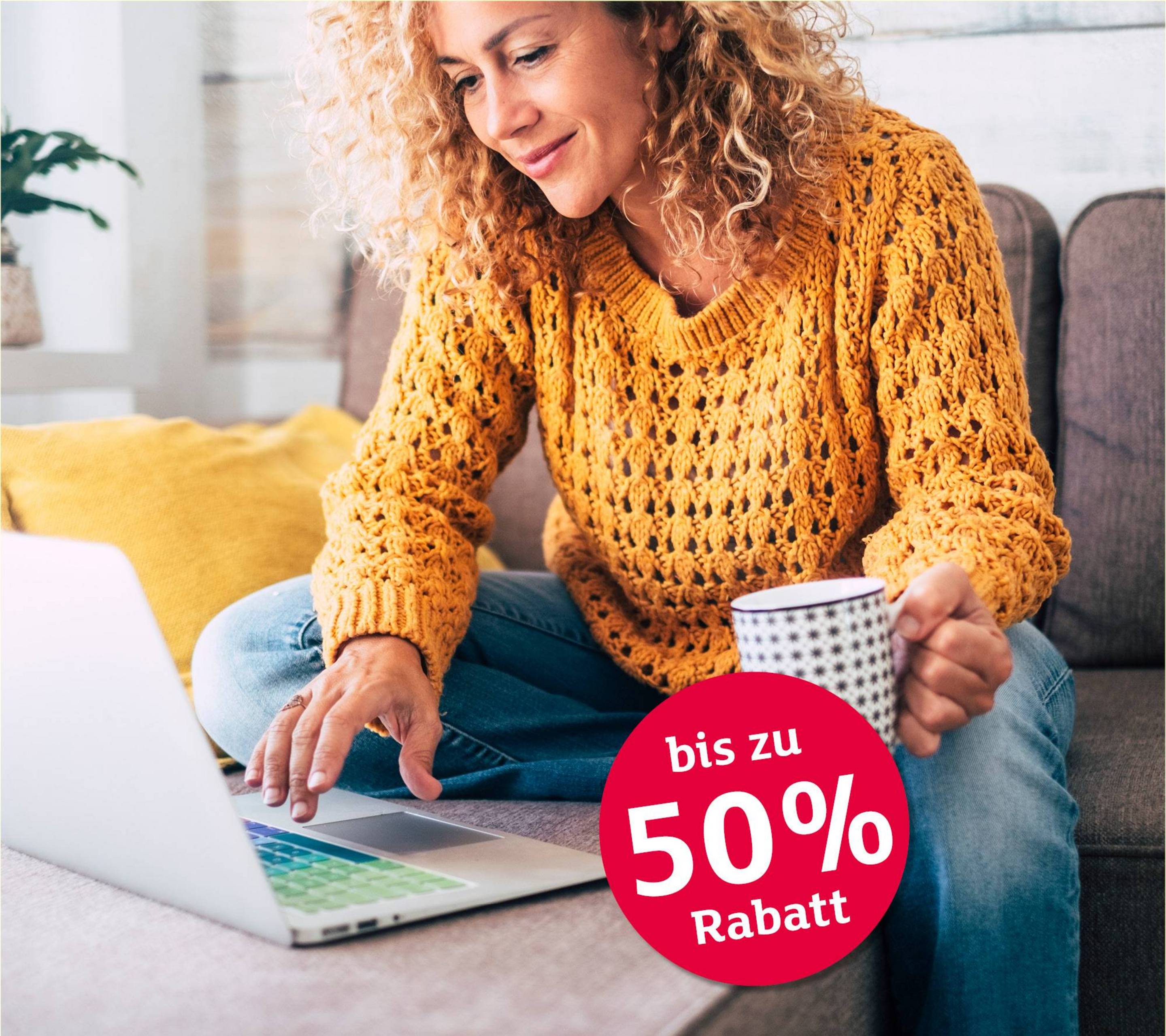 Frau arbeitet in ihrem Wohnzimmer am Laptop. Darüber ist eine 50% Rabatt Bubble