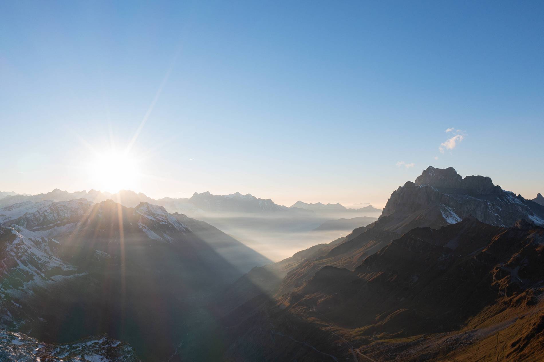 Panorama-Ausblick von einem Berg auf andere Berge mit Bäumen