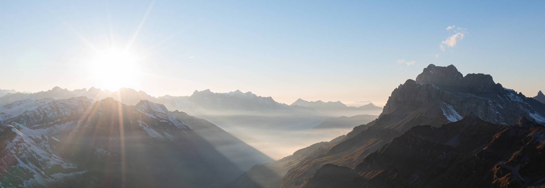 Panorama-Ausblick von einem Berg auf andere Berge mit Bäumen