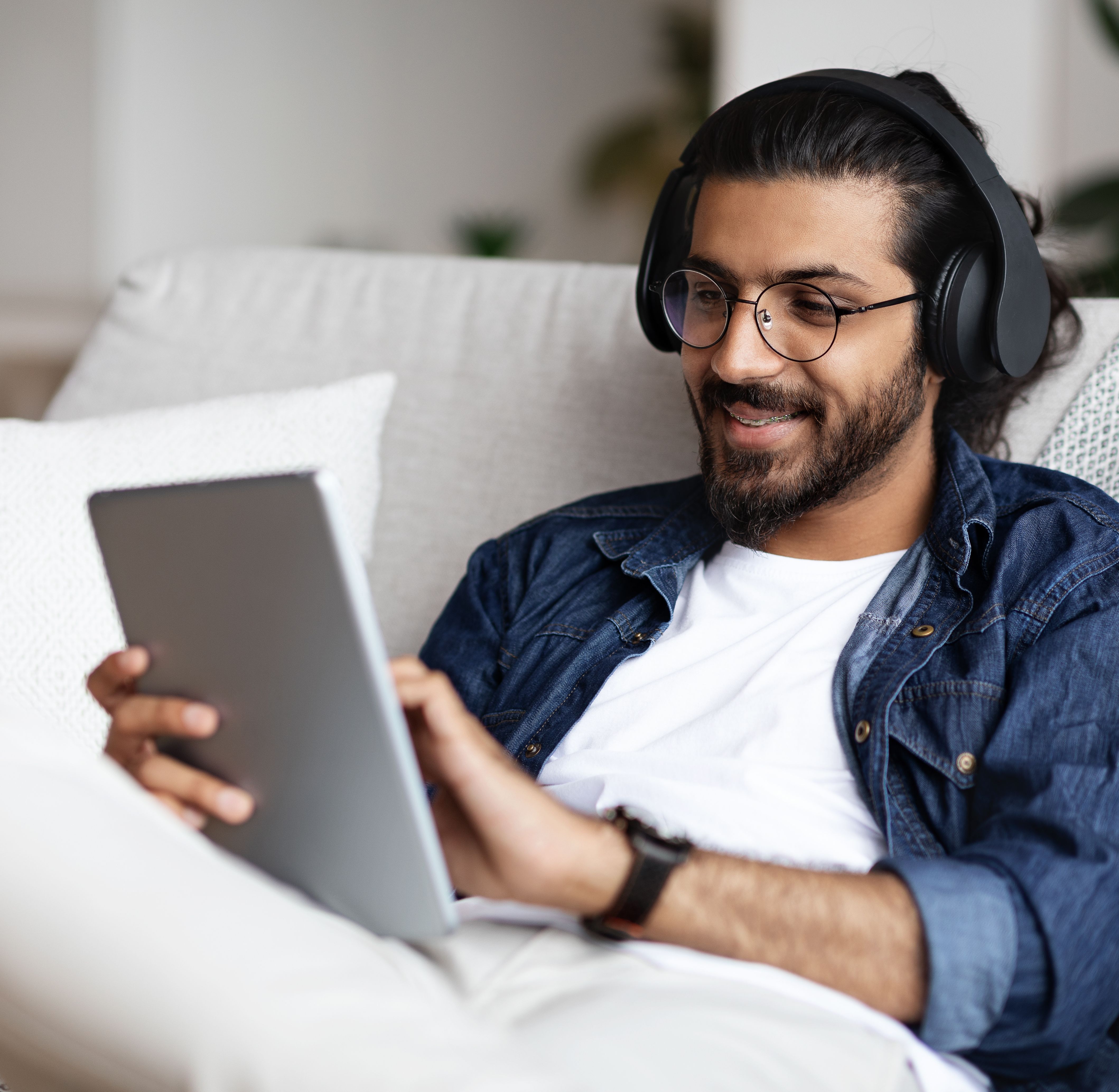 Mann streamt mit Internet Abo von Green