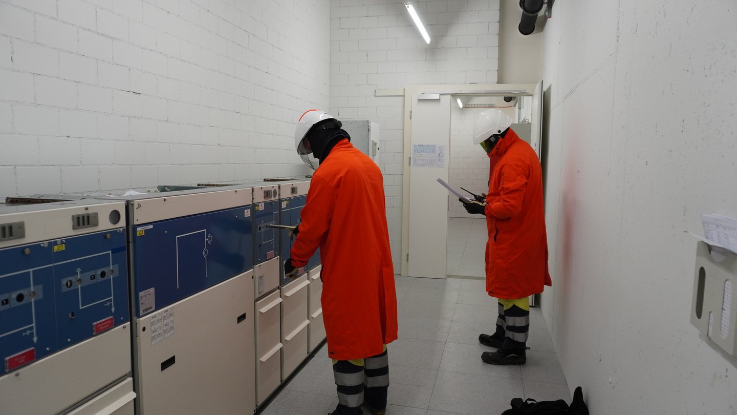 Employees in protective clothing at the anti-islanding test of Green