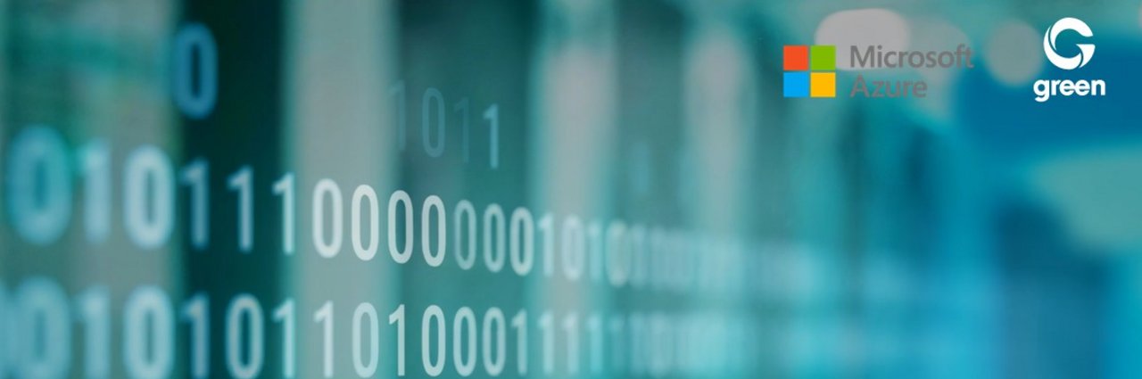 Eine Präsentationsfolie mit der Aufschrift „Digital Sovereignty Starts with Infrastructure“ vor einem blauen Hintergrund mit Binärcode und den Logos von Microsoft Azure und green.