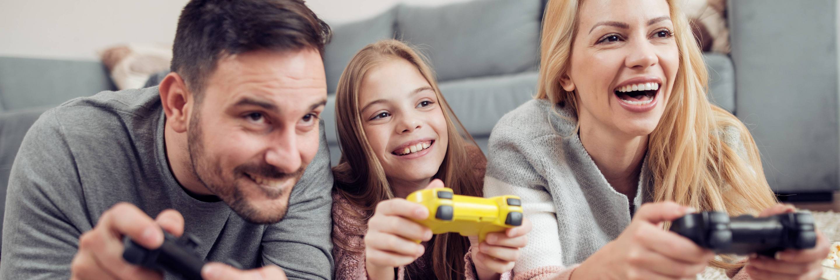 Fröhliche Familie spielt Videospiele mit schnellem Internet von Green