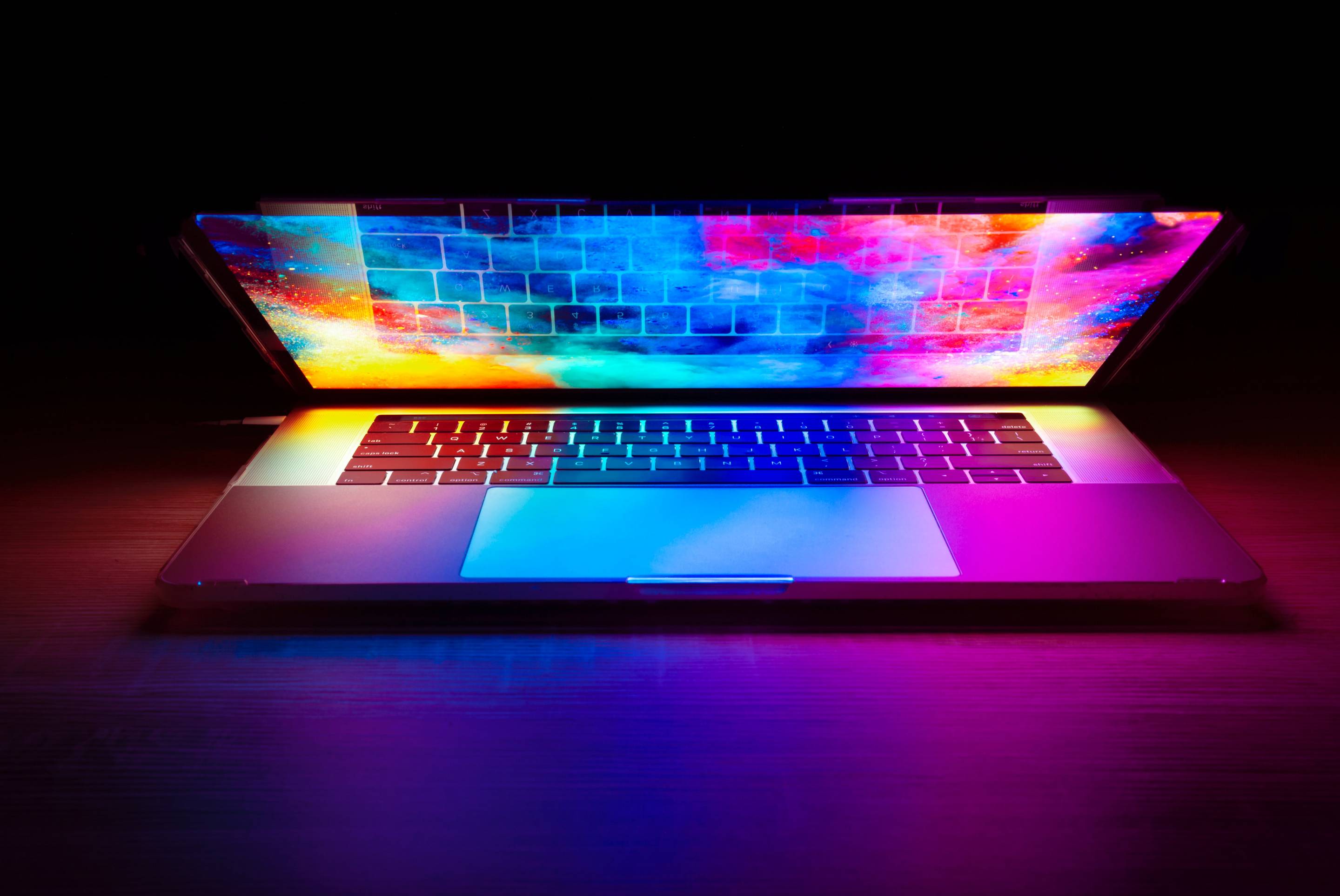 Laptop mit farbigem Licht
