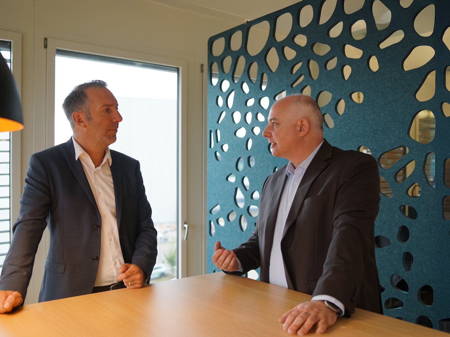 Focused conversation – Roger Süess and Heiko Siats delve into a strategic topic.