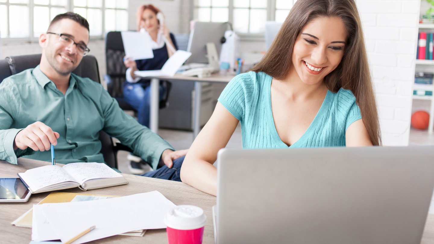 Marketing-Team eines KMU erstellt eine eigene Website