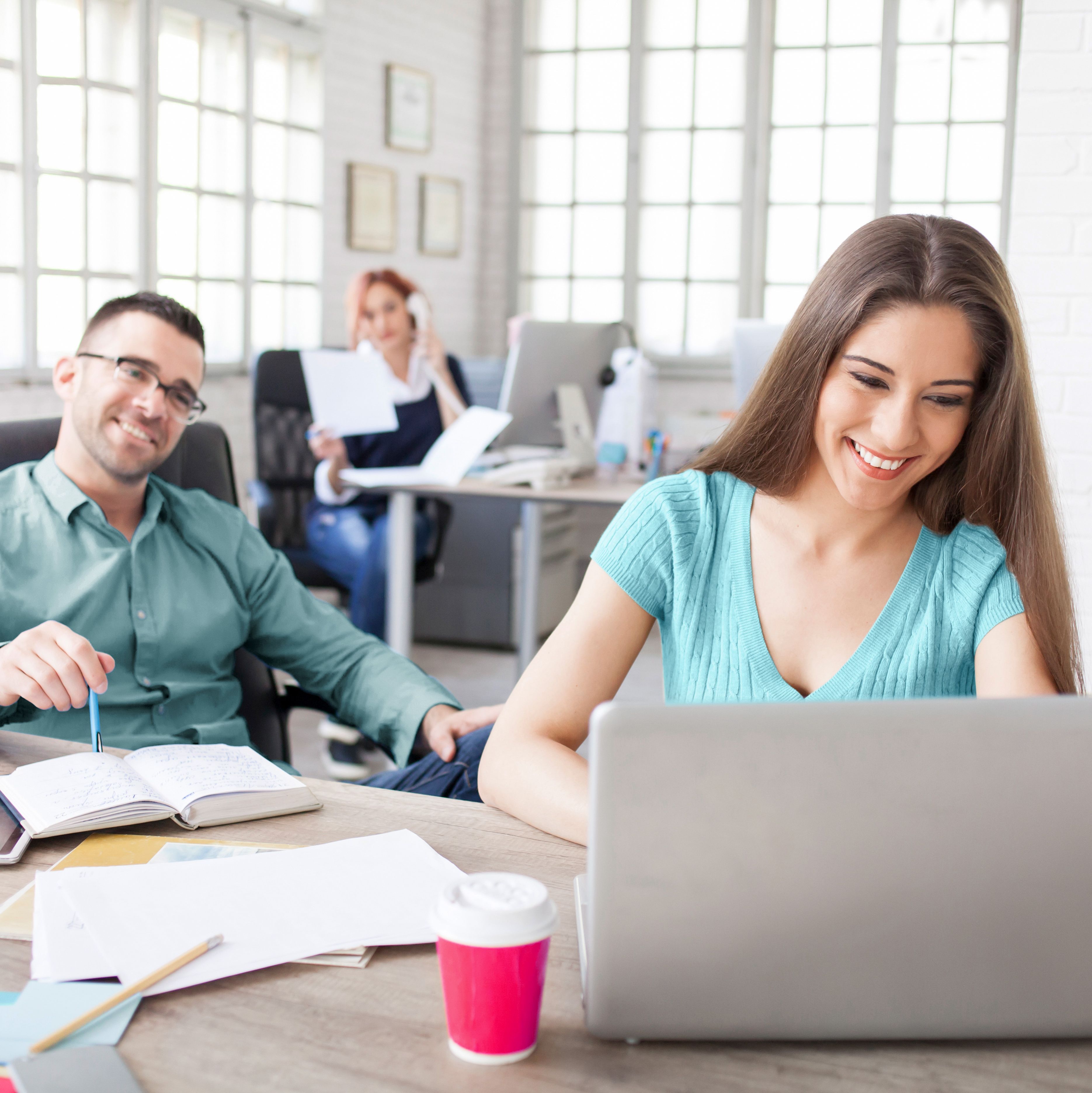 Marketing-Team eines KMU erstellt eine eigene Website