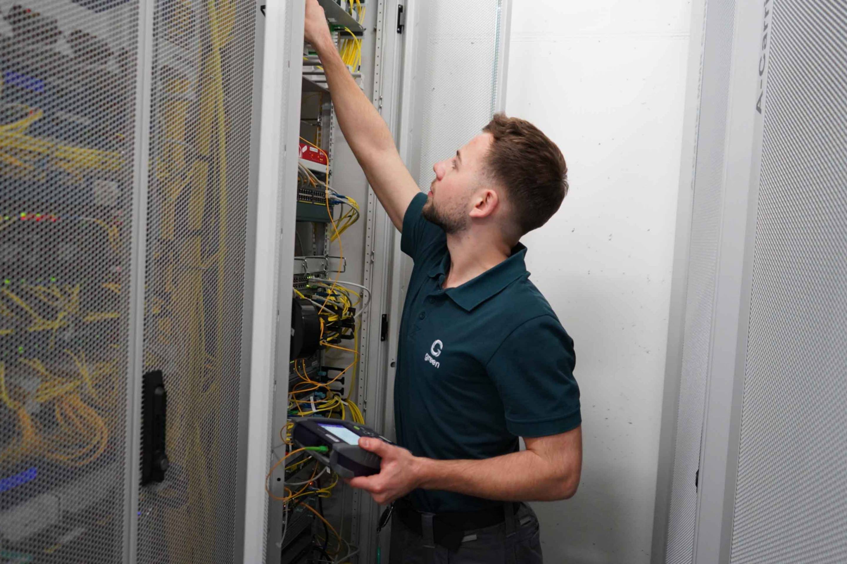 Datacenter Mitarbeiter am umstecken von Kabeln