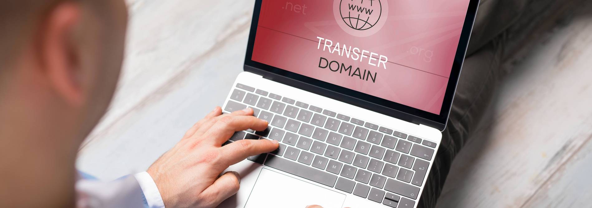 Mann will Domain-Name für seine Website an Notebook transferieren