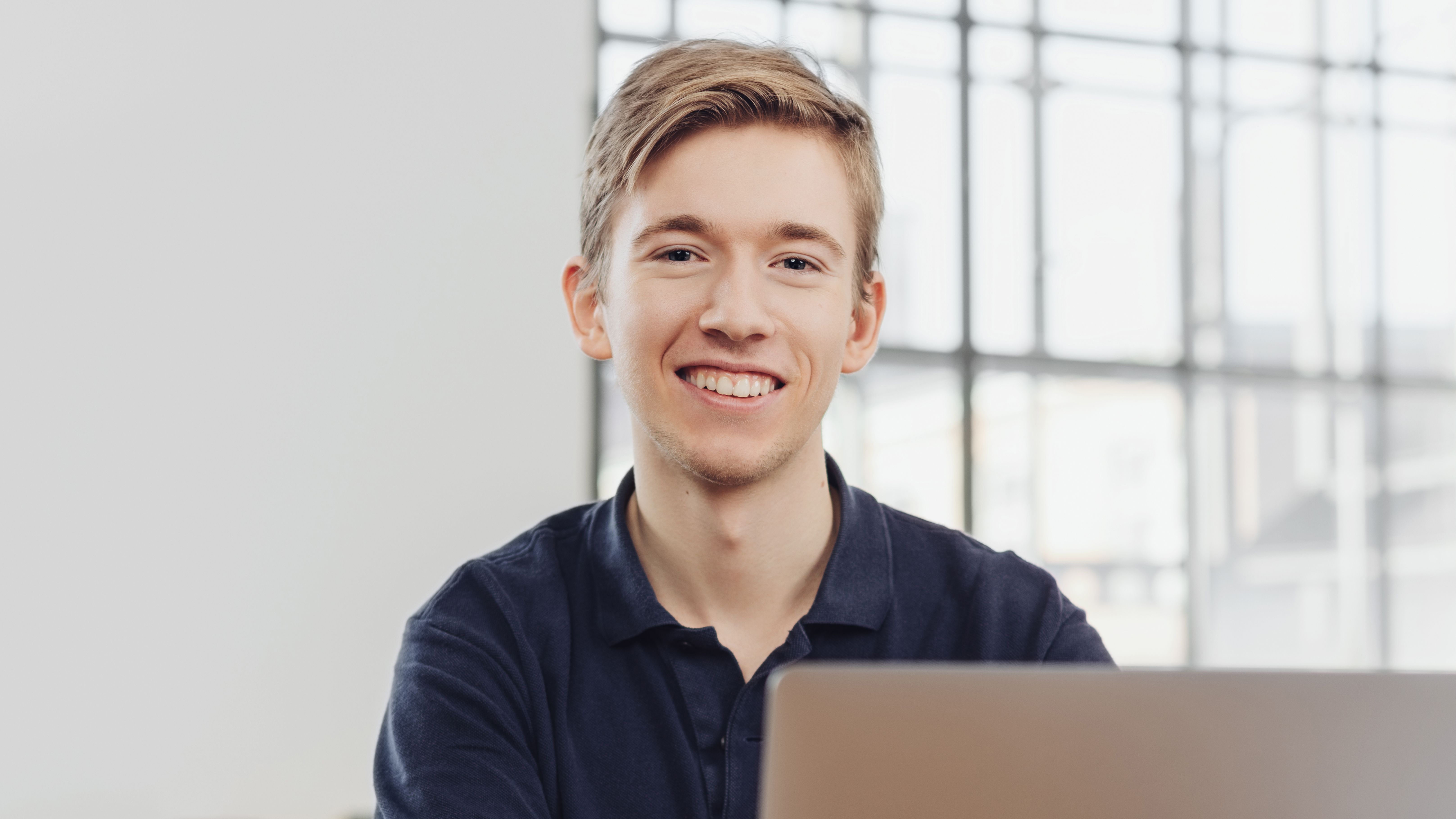 Lachender Lernender am Arbeitsplatz