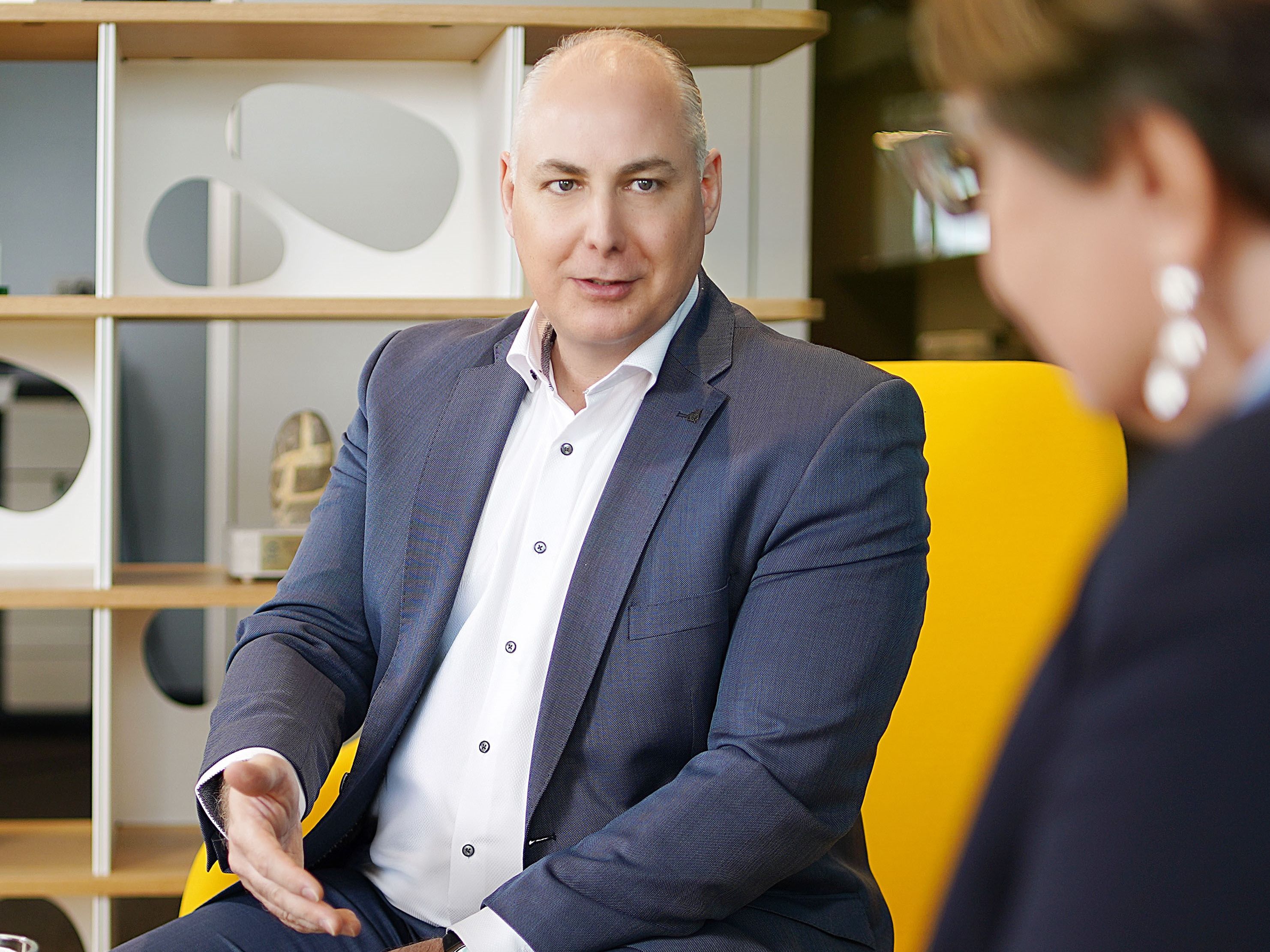 Roger Süess, CEO von Green, im Gespräch (Sicht von vorne)