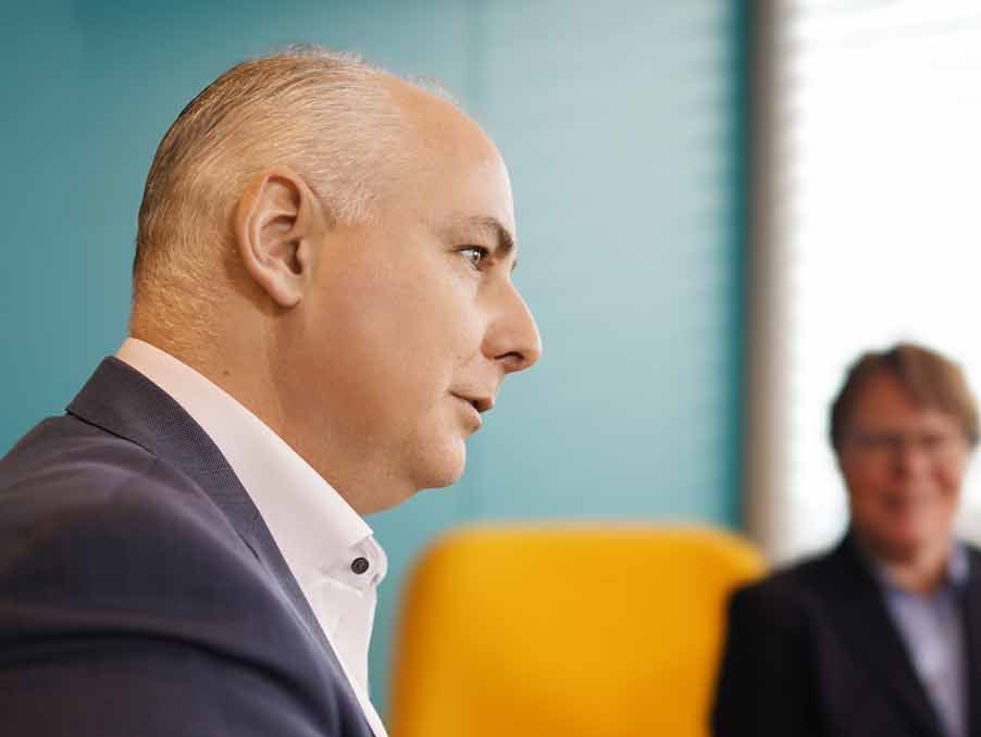 Roger Süess, CEO von Green, im Gespräch (Sicht von der Seite)