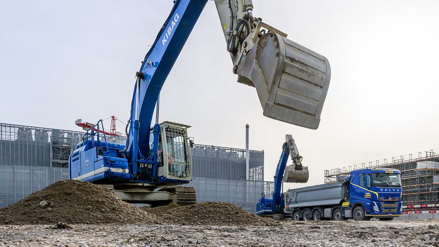 Baustelle mit blauem Bagger