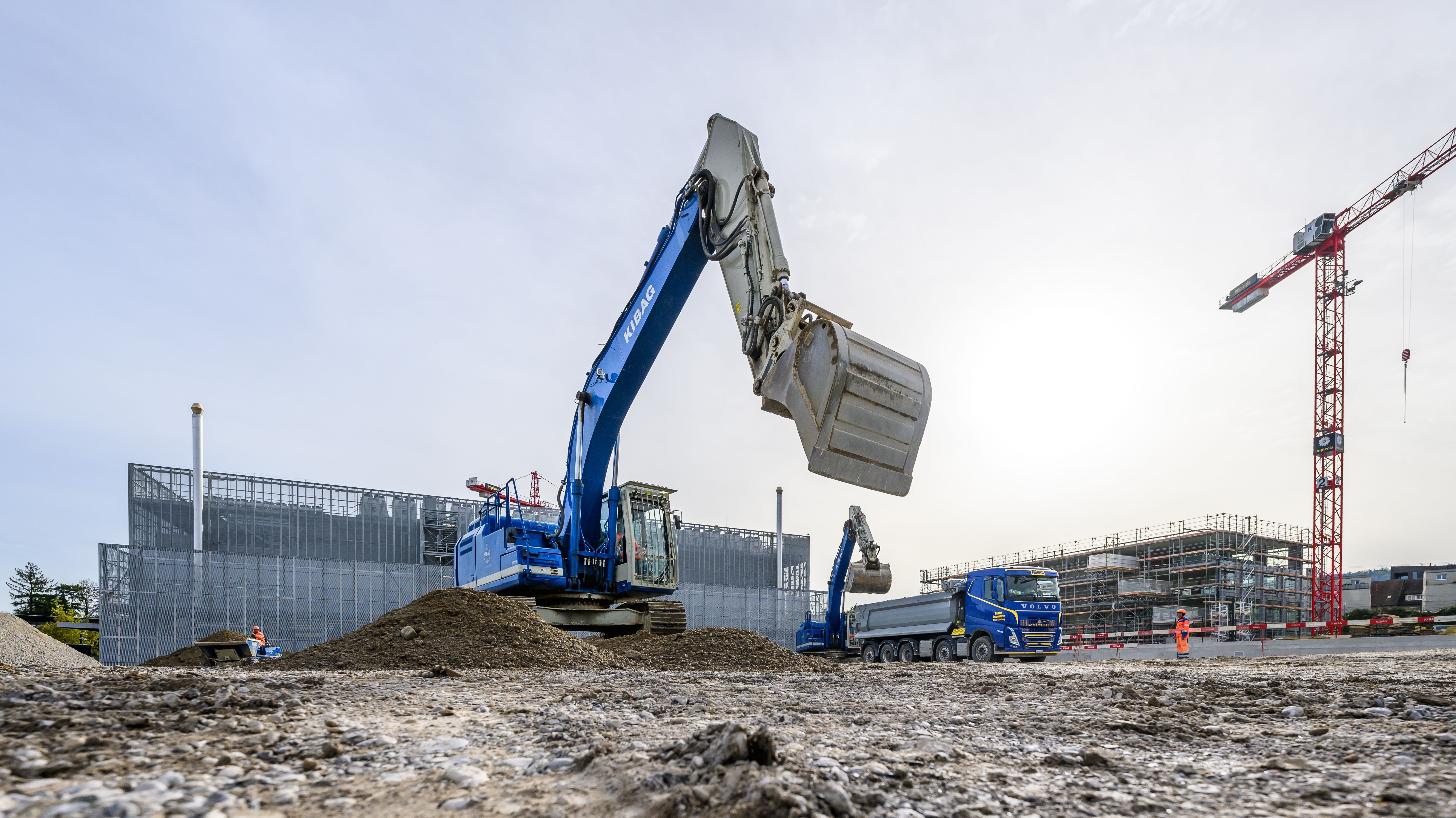 Baustelle mit blauem Bagger