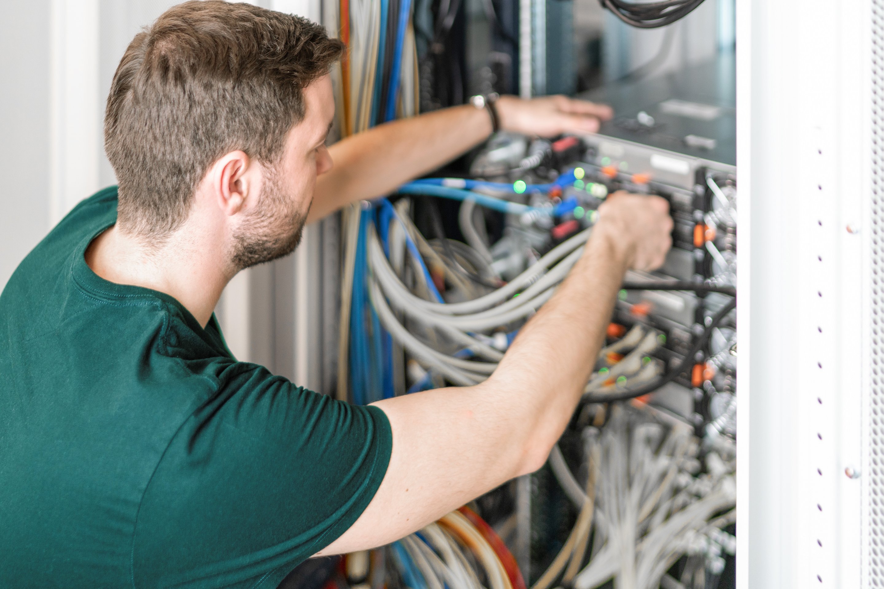 Bild: Verkabelungsarbeiten am Rack im Datacenter