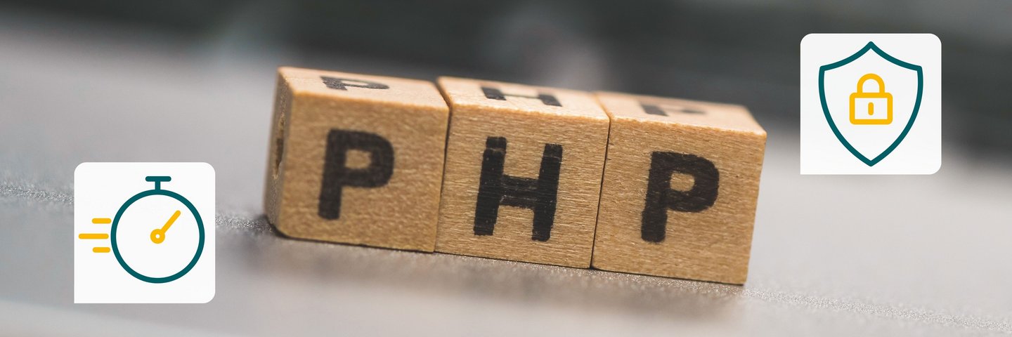 Holzwürfel mit dem Schriftzug PHP, links flankiert von einer Stoppuhr als Symbol für auslaufende Update-Deadlines und rechts von einem Schutzschild, das für die Sicherheit durch aktuelle Versionen steht.
