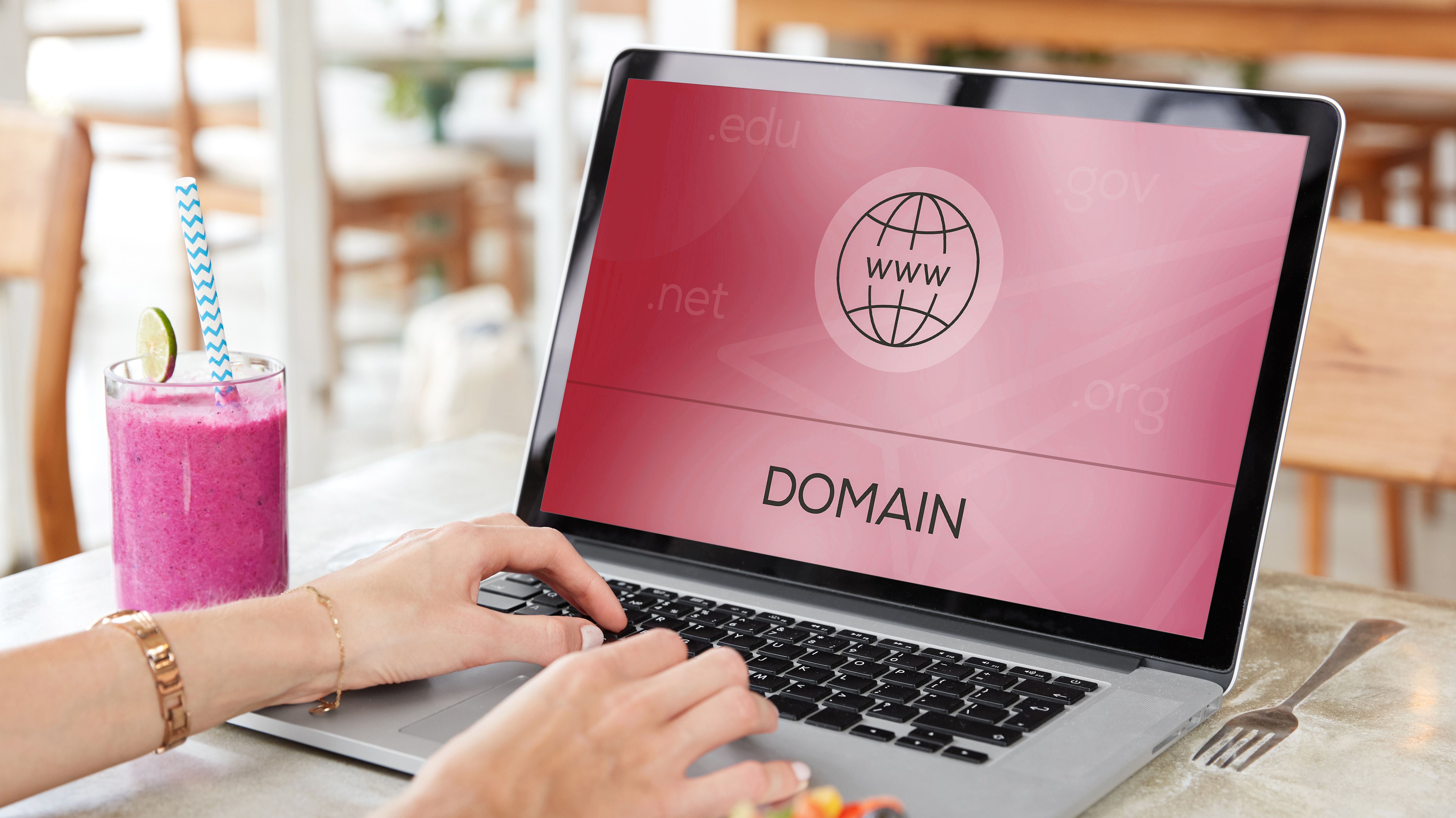 Ihr Ihre Wunsch-Domain noch frei? Reservieren Sie jetzt gleich die gewünschte Internetadresse für Ihre Website. Frau sucht Domain für Website an Laptop