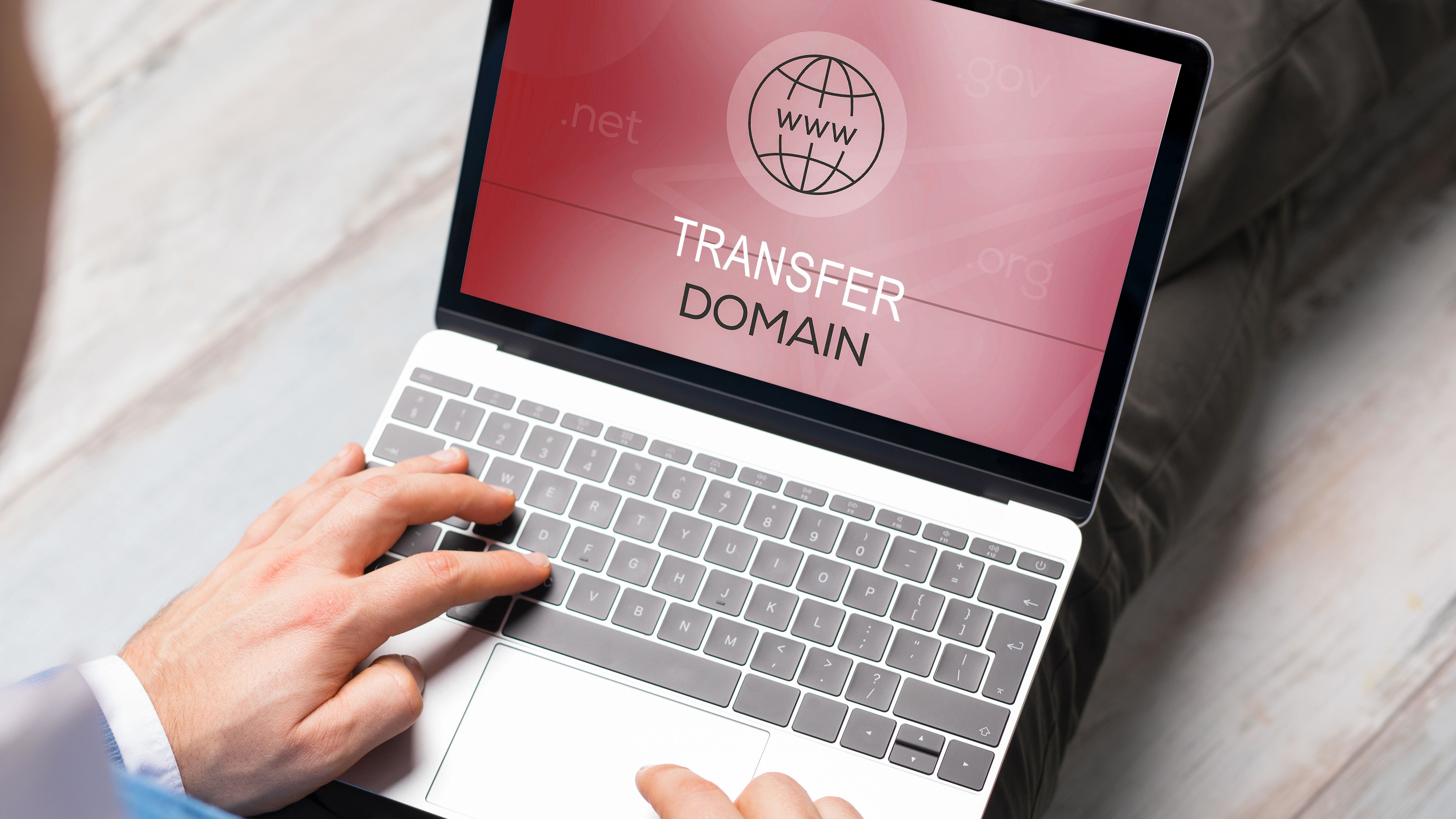 Reservierte Website-Domain ohne Zusatzgebühren zu Green wechseln Mann will Domain-Name für seine Website an Notebook transferieren