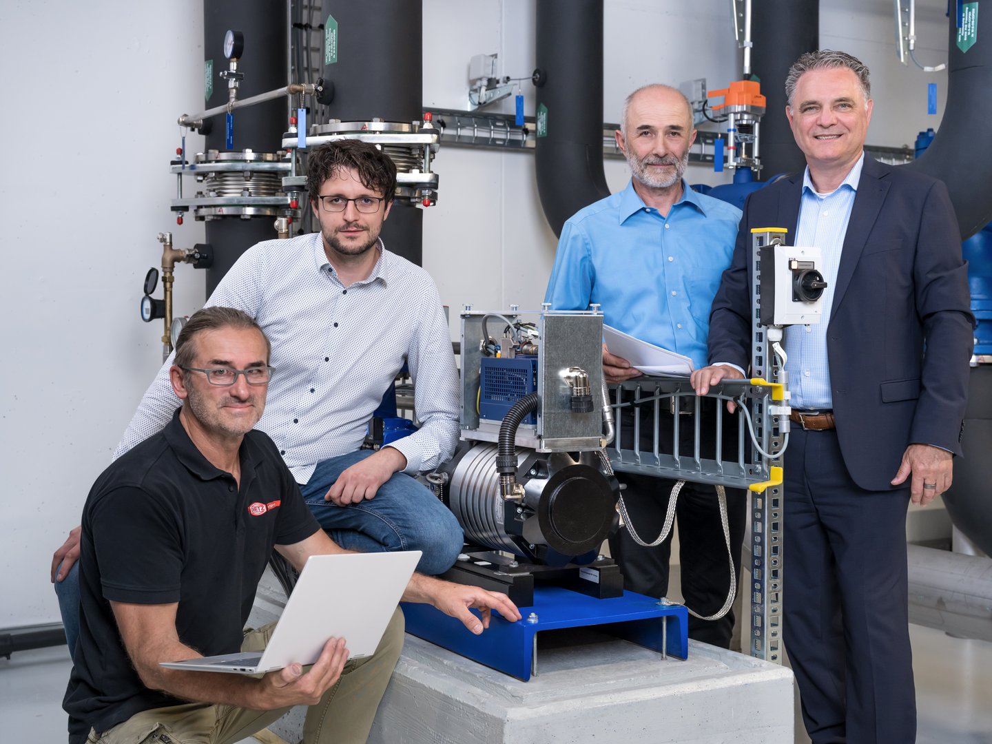 Bild: Im Green Datacenter bei der Inbetriebnahme des Pumpenmotors