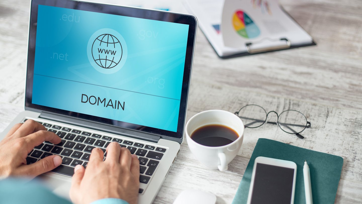 Registrierung einer Domain auf dem Laptop