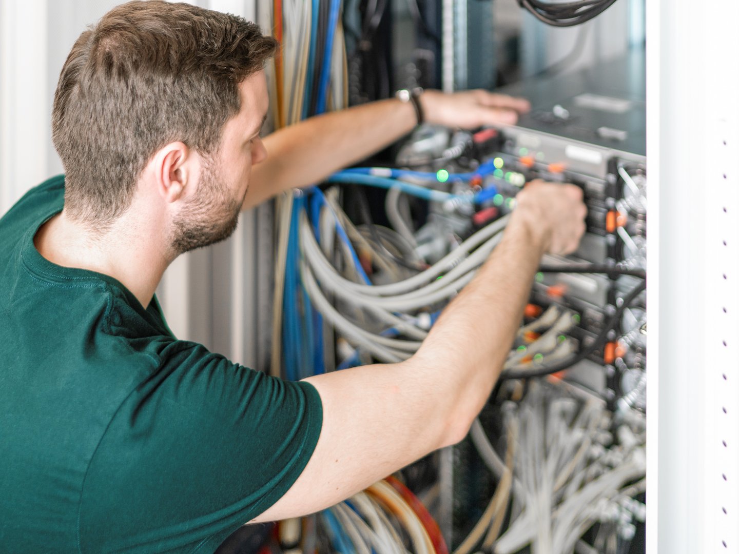 Mann arbeitet an Server