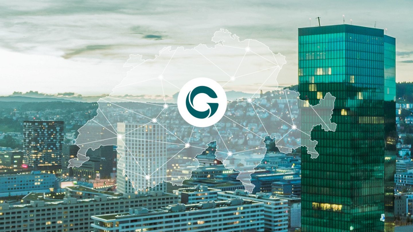 Panorama von Zürich mit den Kirchtürmen von Fraumünster und St. Peter im Vordergrund. Darüber sind grafische Netzwerklinien und Punkte eingeblendet, die digitale Vernetzung symbolisieren.