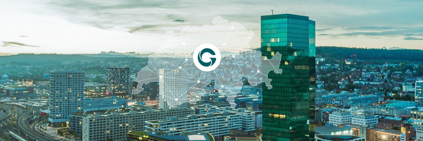 Panorama von Zürich mit den Kirchtürmen von Fraumünster und St. Peter im Vordergrund. Darüber sind grafische Netzwerklinien und Punkte eingeblendet, die digitale Vernetzung symbolisieren.
